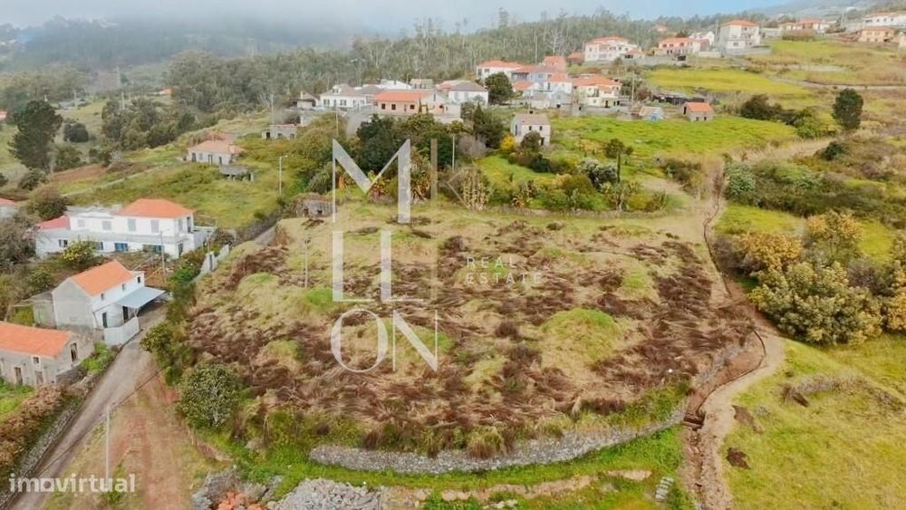 Terreno urbano com 2800m2, situado no Estreito da Calheta
