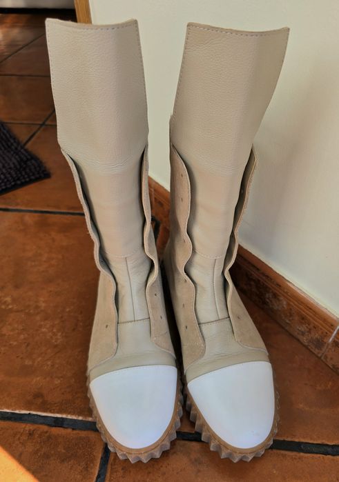 Botas de cano em pele genuina