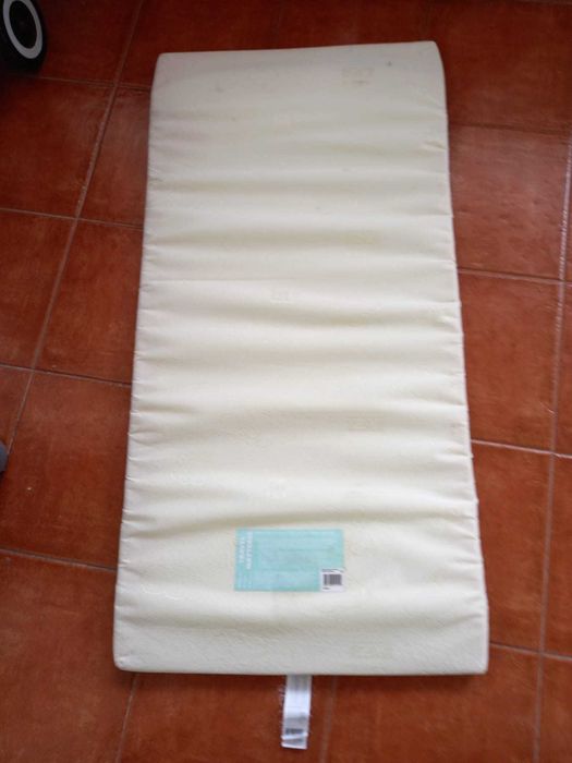 Cama de viagem para bebé + colchão da Zippy