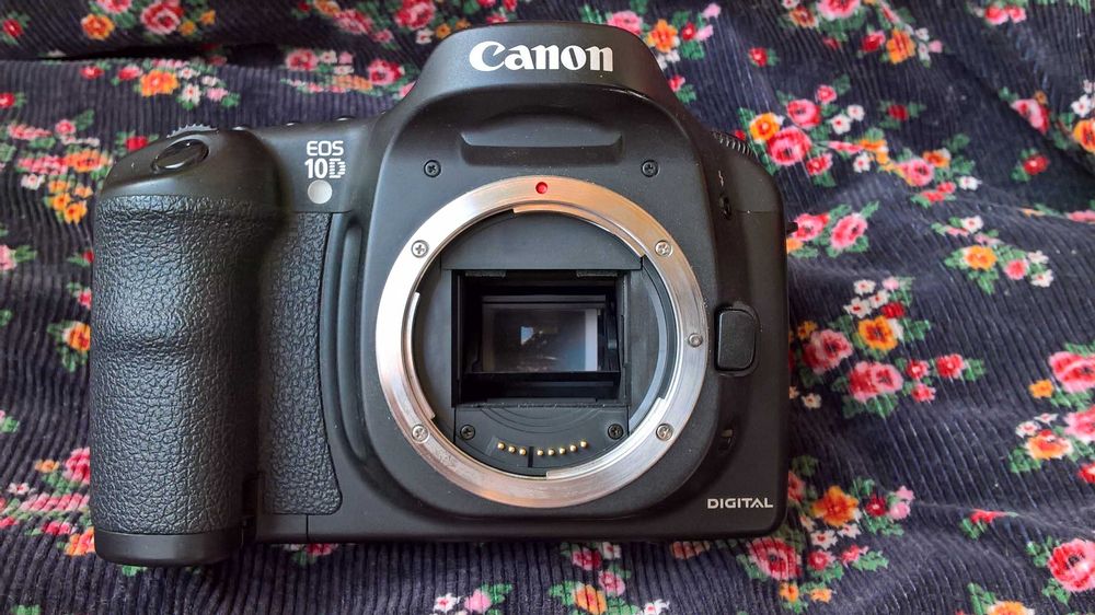 Aparat cyfrowy Canon Eos 10 D z oryginalnym battery grippem.