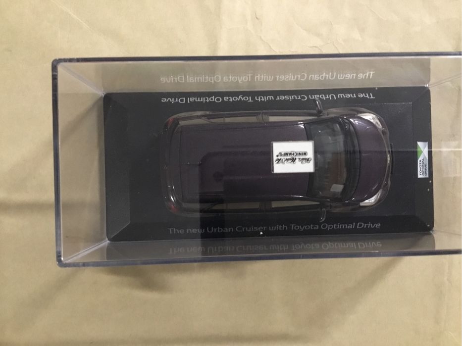 Miniatura Toyota Urban Cruiser escala 1/43
