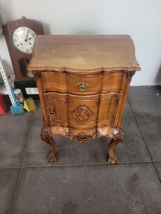 Mesa de cabeceira em castanho antiga