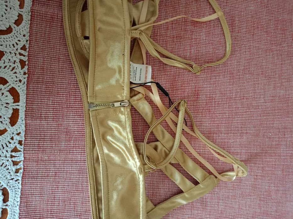 Fantazyjny biustonosz w formie paseczków.