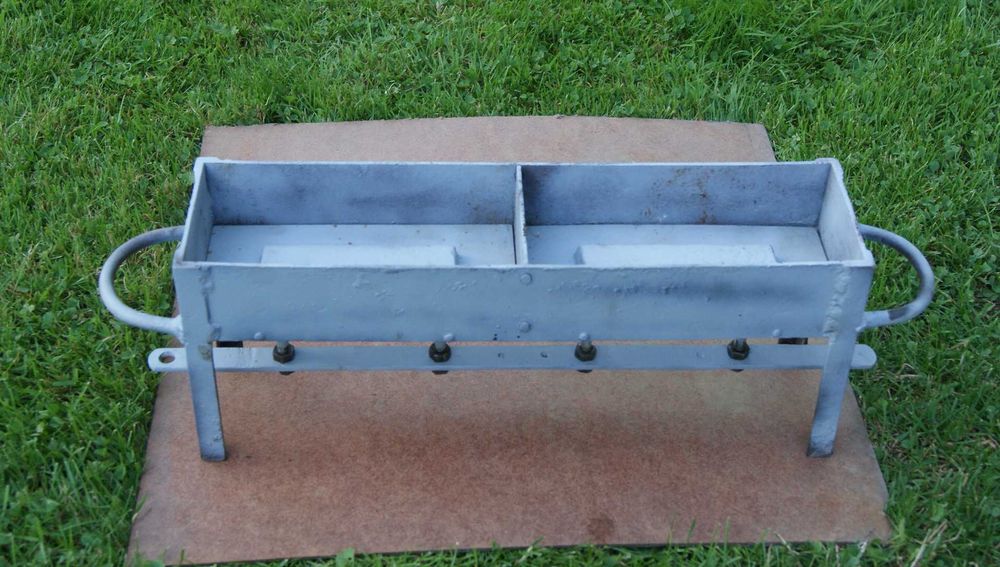 Metalowa, podwójna forma do wyrobu cegieł