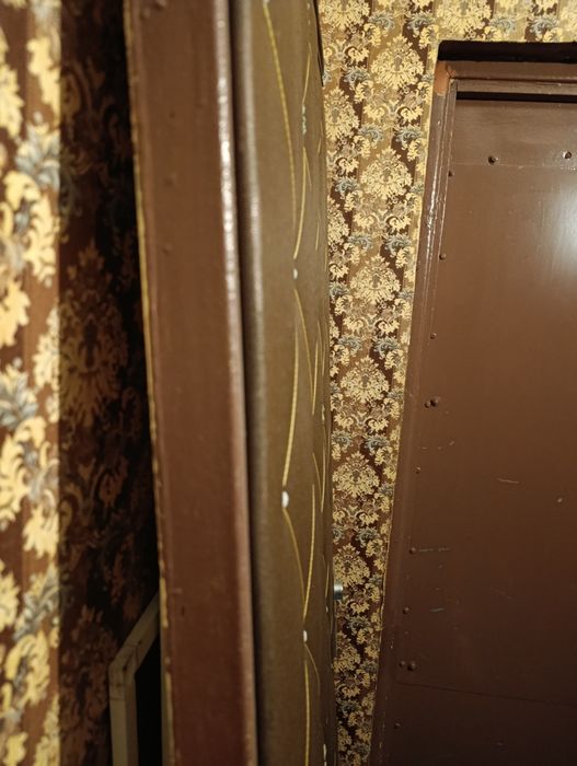 Продам входную дверь,тяжолая 1000