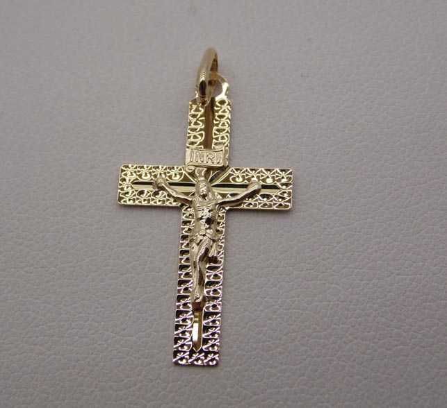 Złota zawieszka diamentowany krzyż Pan Jezus.