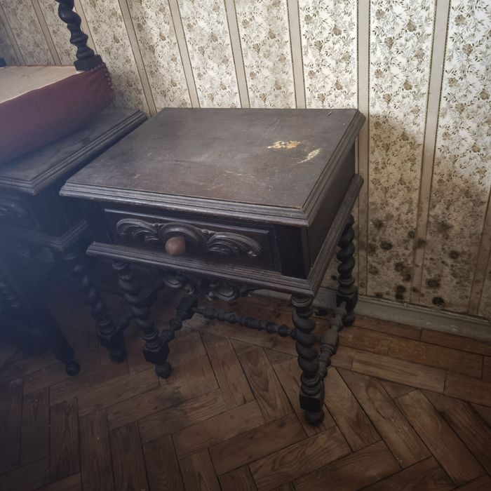 Conjunto de móveis de quarto antigo.