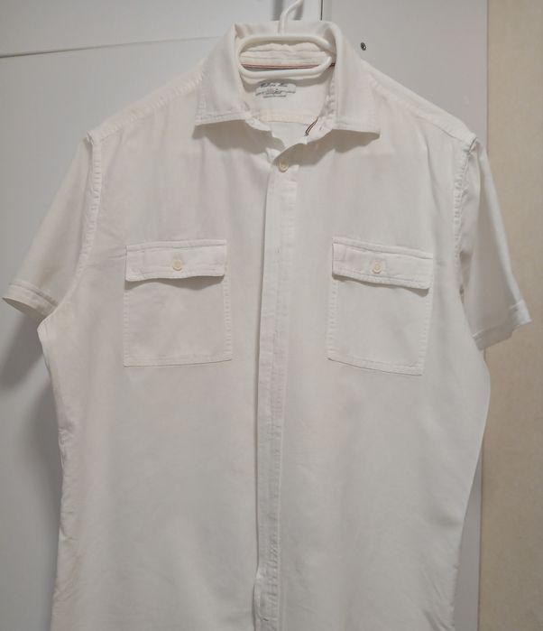 Несколько мужских рубашек, разных цветов и качества