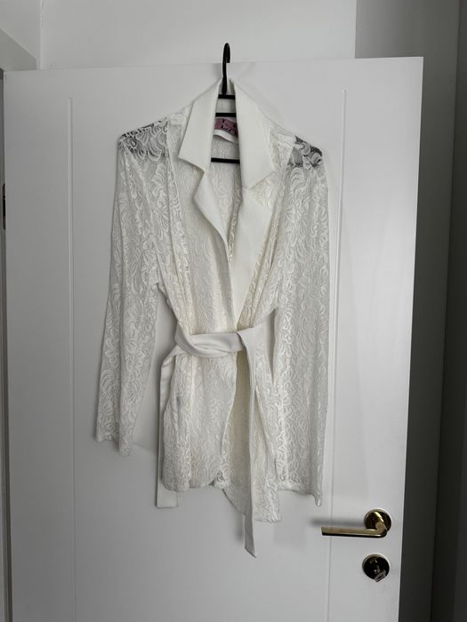 Biała koronkowa marynarka M/L La Milla z paskiem