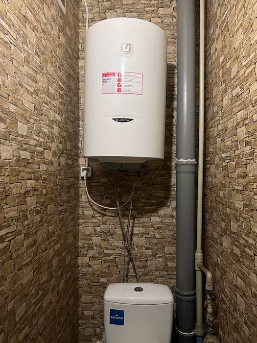 Здається затишна кімната в 3-кімнатній квартирі. Хороша локація!