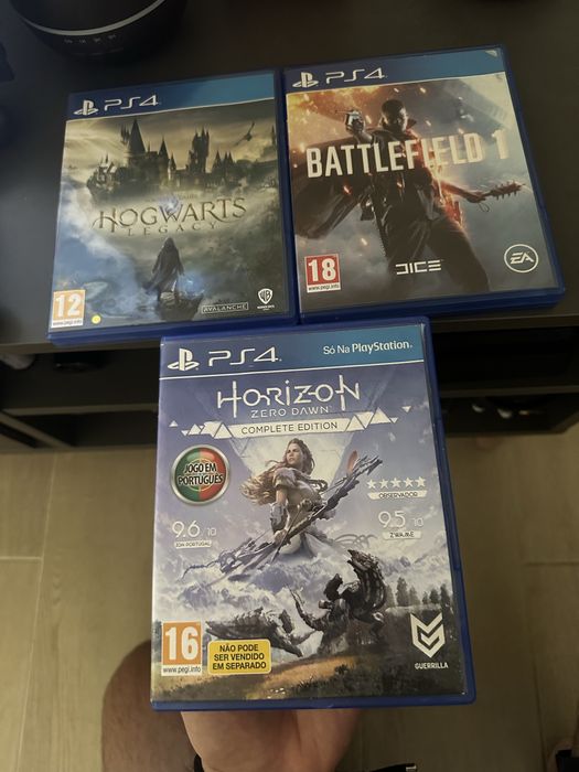Vendo Playstation 4 em ótimas condições, com 2 comandos + 3 jogos e todos os cabos