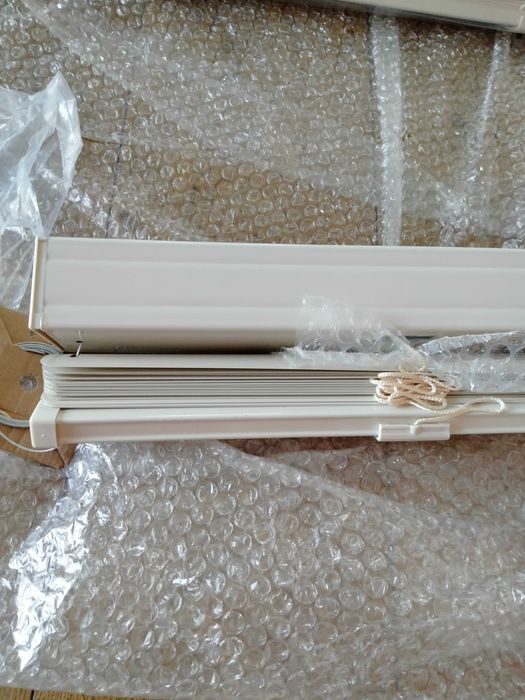 Żaluzja Aluminiowa Jasnobeżowa Połysk 101x90  1 szt.  Nowa
