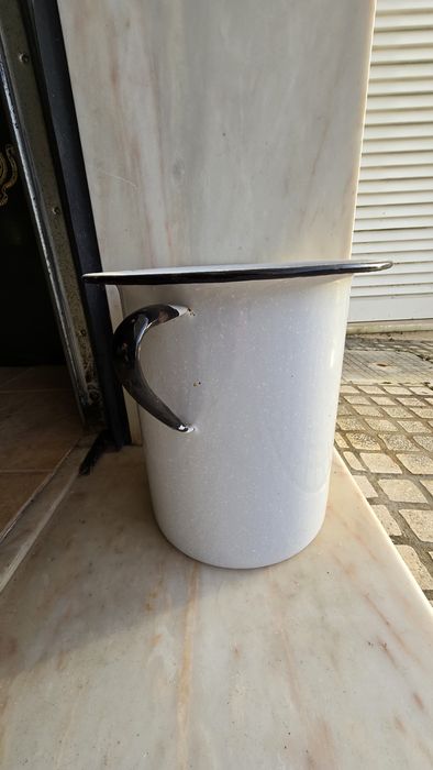 Penico alto antigo em esmalte