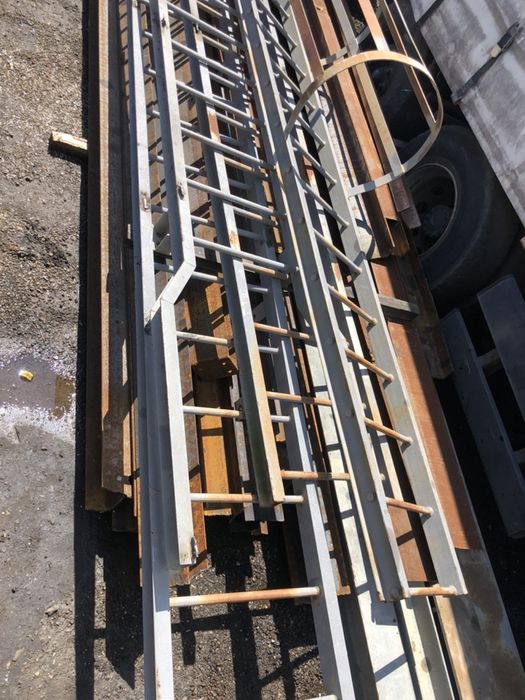 Escada metálica de emergencia