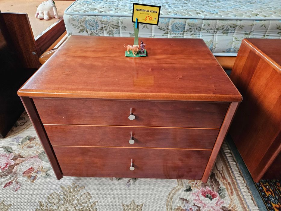 Mesas de cabeceira - Bom estado geral - Valor unitário