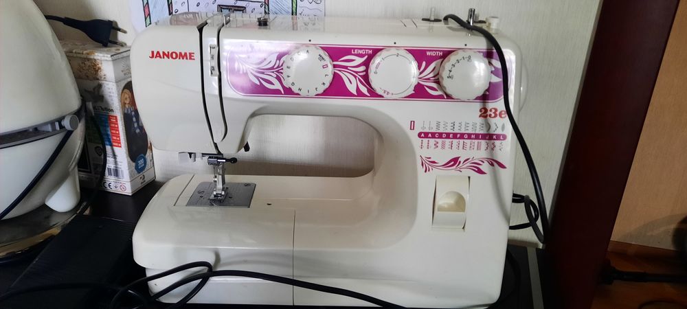 Машинка швейна Janome 23e