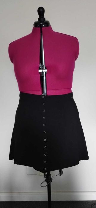 Czarna rozkloszowana mini na zatrzaski Cropp XL