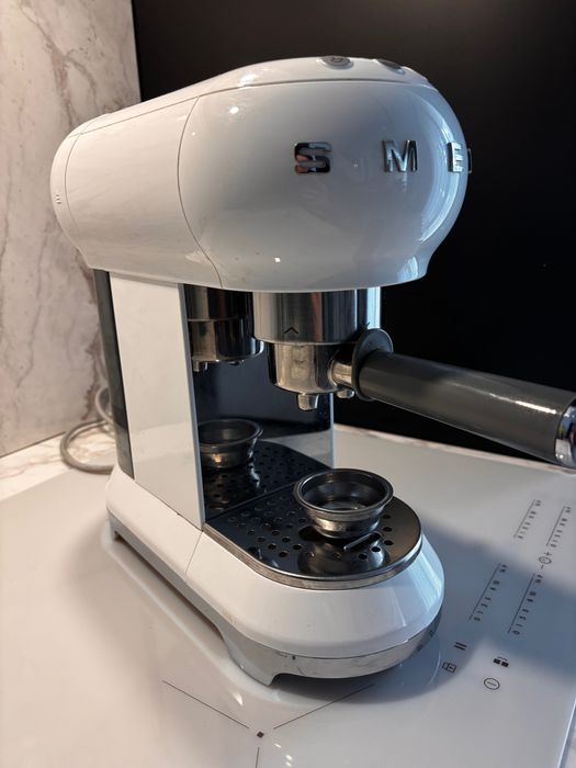 Ekspres kolbowy SMEG Biały (ECF01) | Styl retro