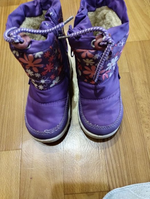 Продам зимові сапожки на дівчинку.