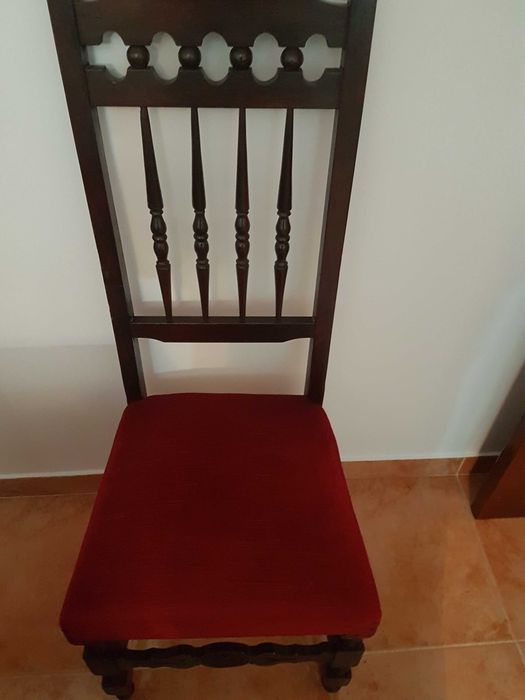 Mesa grande com 5 cadeiras