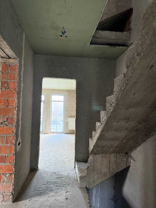 Продаж котеджу по ЄВідновлення в Брюховичах, з виглядом на озеро.