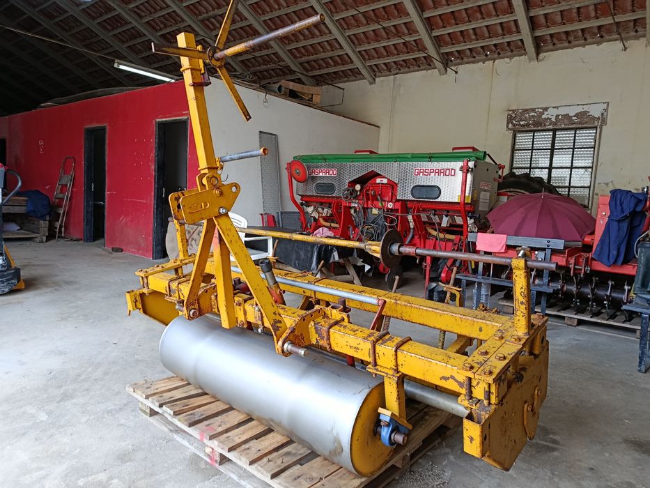 Máquina de espalhar plástico.