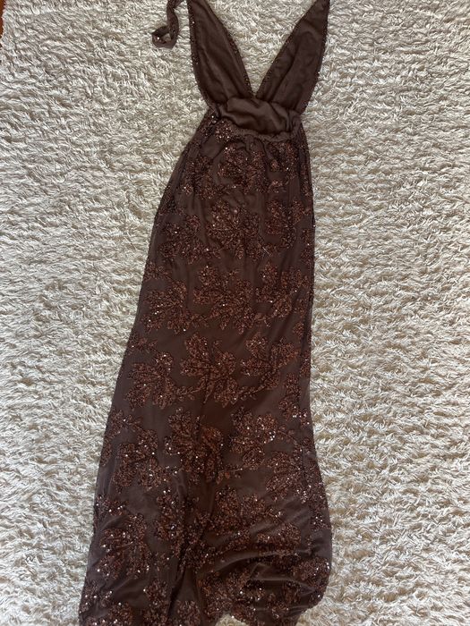 Vestido de gala castanho aberto nas costas