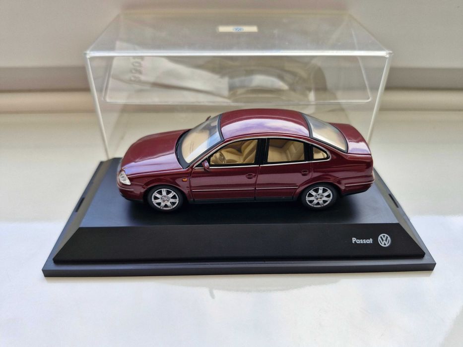 VW Passat B5 sedan bordo Schuco 1:43