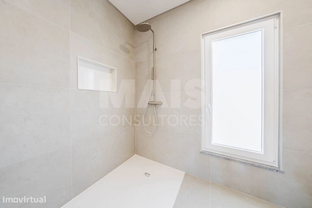 Moradia T3+1 Garagem, Logradouro e Vista Mar