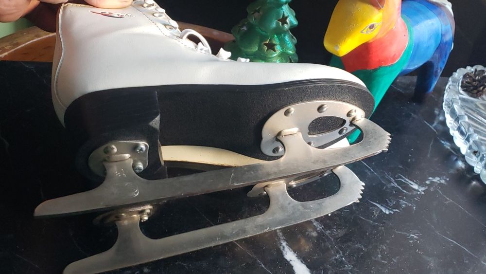 Фігурні жіночі  ковзани