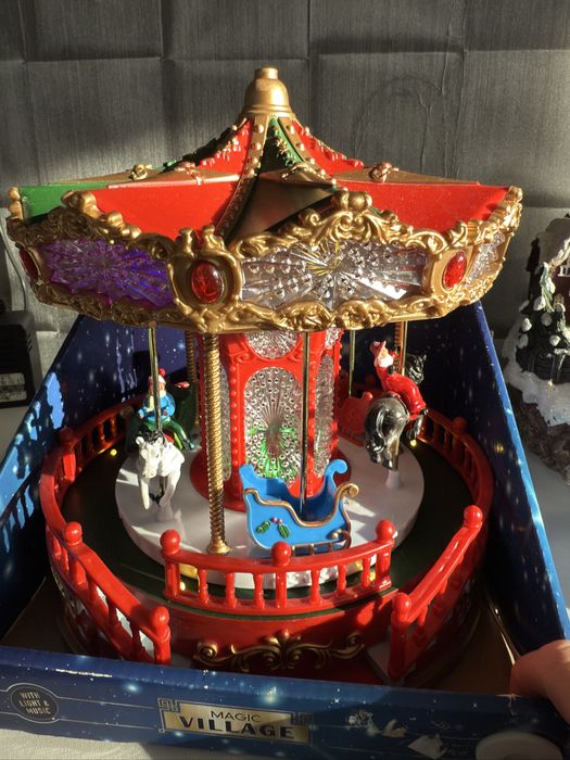 Новорічна інсталяці карусель