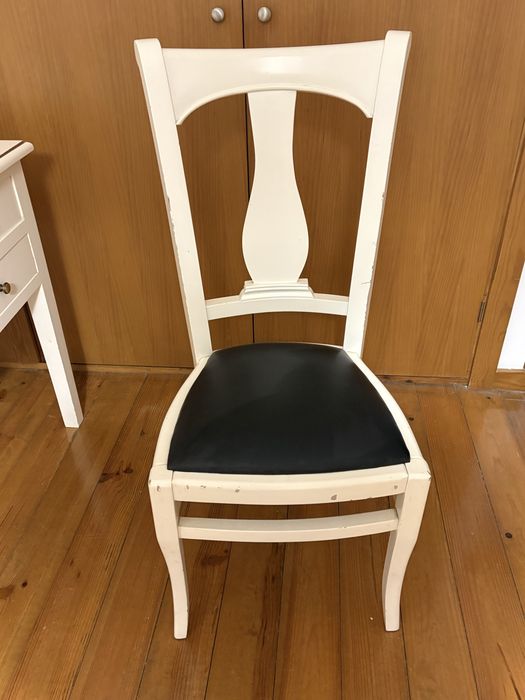 Cadeira com assento estofado