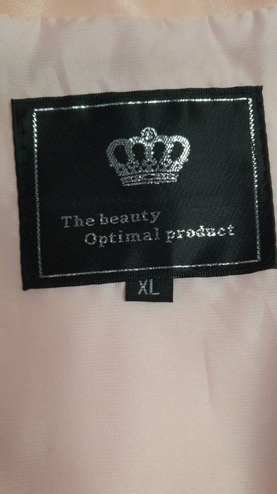 Персикова жіноча шубка.