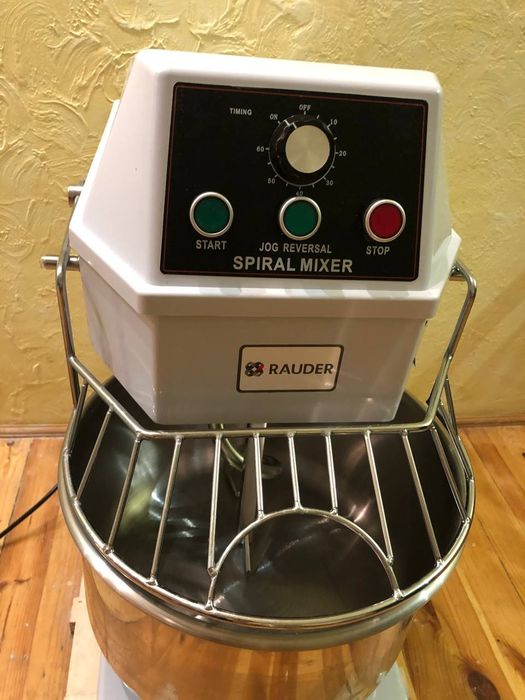 Продам тістоміс професіональний ,20л