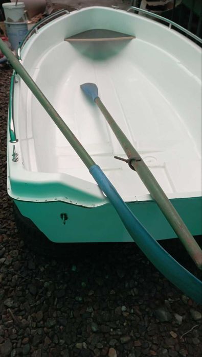 Гребний човен зі склопластику з веслами та леєрами