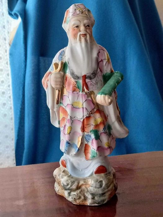 figura chinesa em porcelana