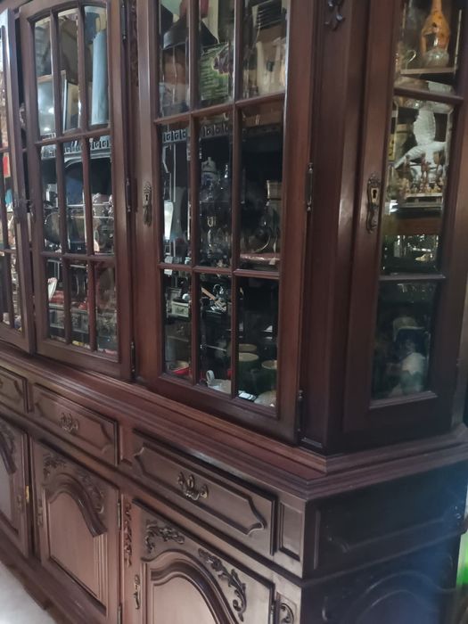 Grande móvel com vitrine para salão