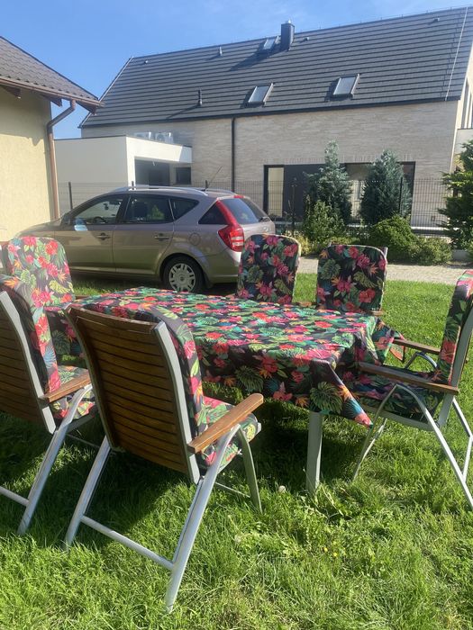 Komplet mebli drewnianych