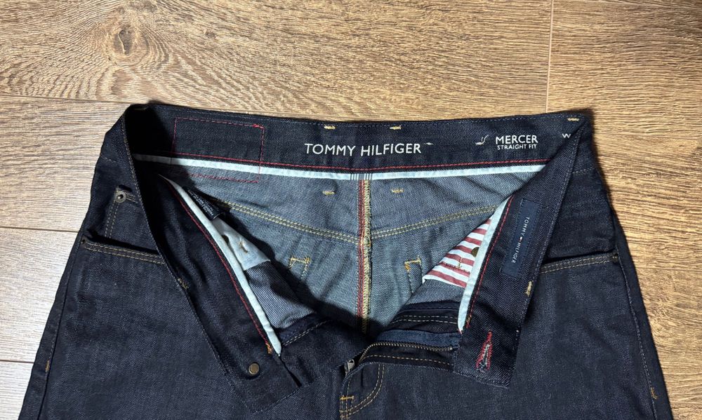 Джинсы Tommy Hilfiger.