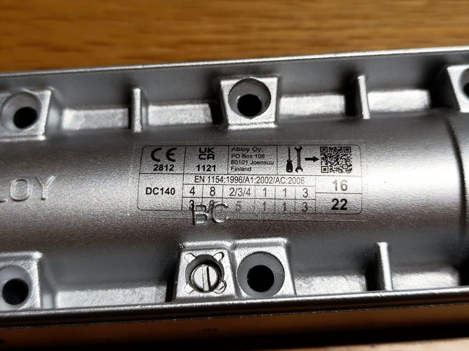 Samozamykacz ramieniowy DC140 do drzwi srebrny Assa Ablo y