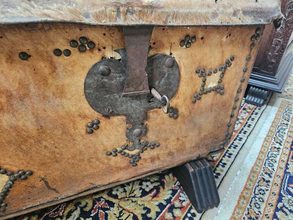 Cómoda / Bau antiquíssimo, Ideal para decoração - Bom estado geral