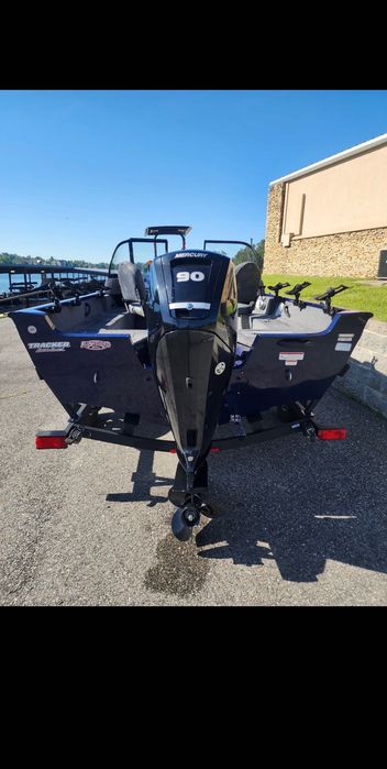 Łódź wędkarska Tracker pro guide v16 wt 90 hp