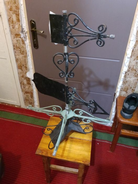 Кований флюгер з указівникім