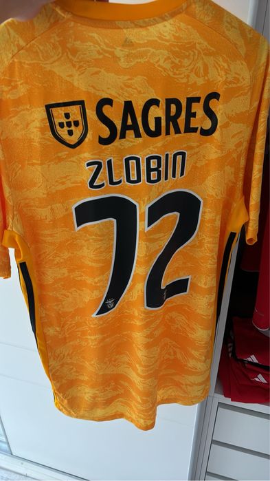 Camisolas oficias oferecidas pelos jogadores