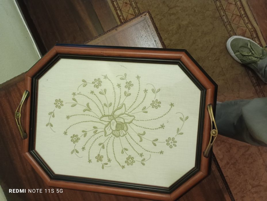 Tabuleiro com bordado madeira