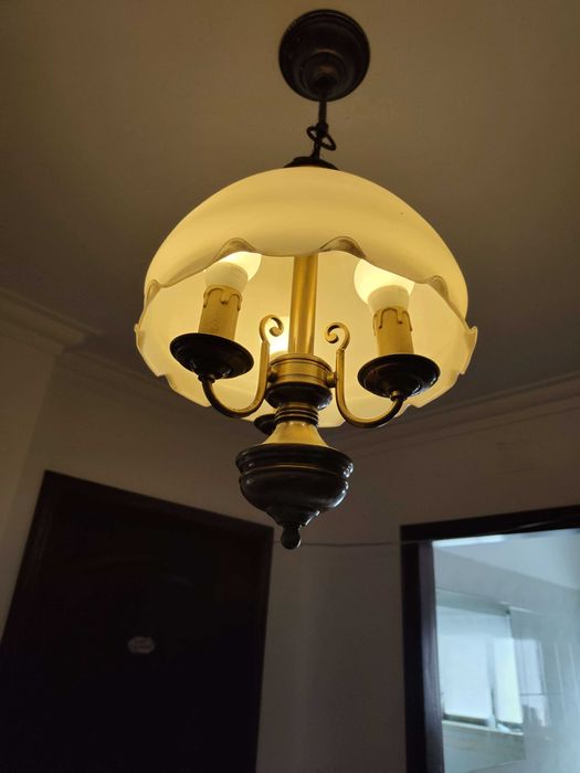 Mesas, espelhos e candeeiros de teto