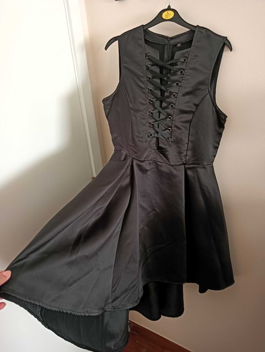 Vestido Preto Assimétrico com Busto Estilo Corpete – Tamanho M