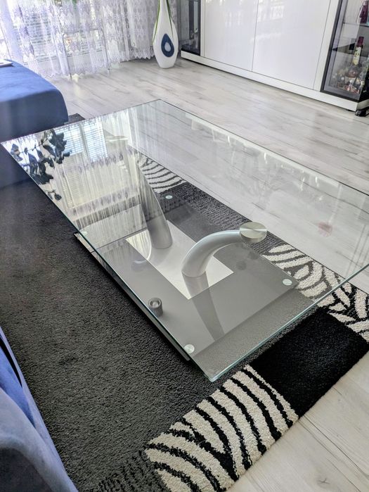 Elegancka ława z hartowanego szkła.
