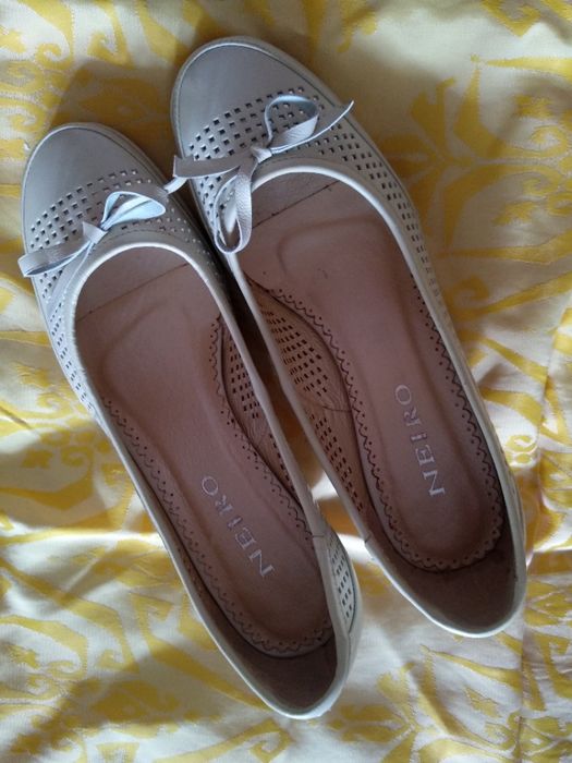 Туфлі жіночі кольору айворі