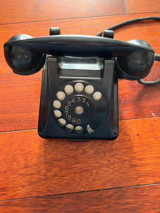 Stary, czarny telefon RWT